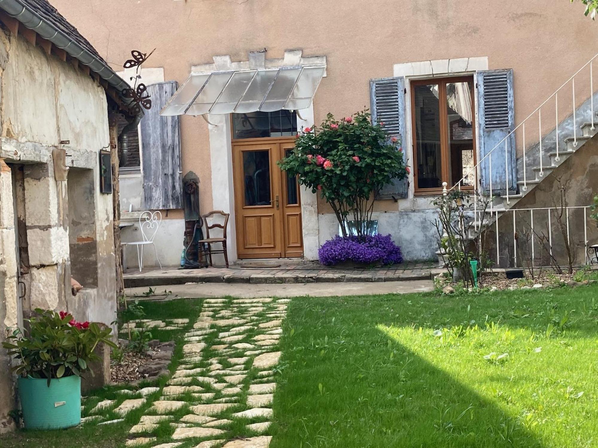 Sur Les Ailes Du Papillon-La Suite Saint-Sauveur-en-Puisaye Exterior photo